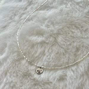 Thin pearly necklace